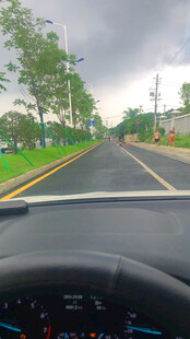 车内视角的雨天公路景色