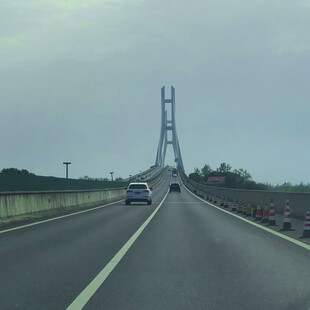 高速公路上的车辆与大桥