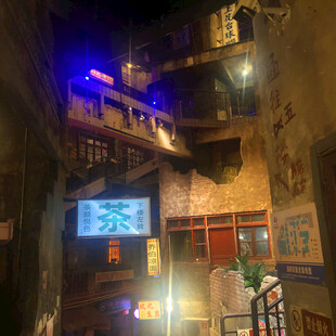 古巷夜景中的温馨小店