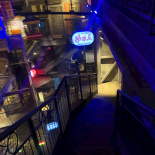 夜晚街边的霓虹小店