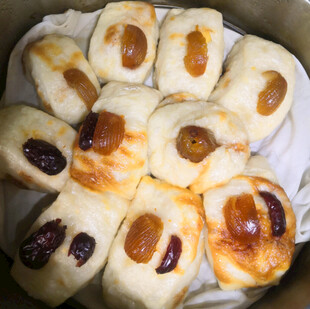 红枣点缀的美味开花馒头