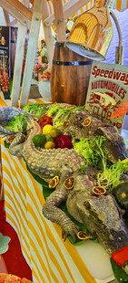 丰盛餐桌美食陈列