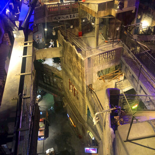 城市地下交通枢纽夜景