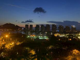 夜幕下的城市与自然景观
