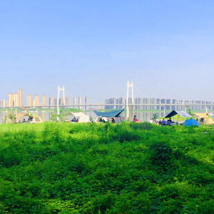 草原上的多彩帐篷与围栏