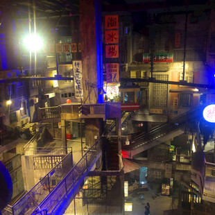 工业风夜景下的繁华城市景象