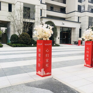 红色花柱装点建筑门前