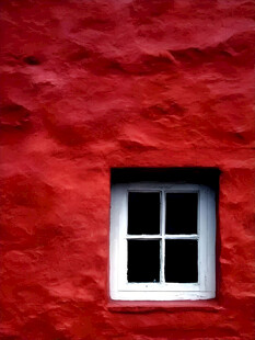 红墙白窗
