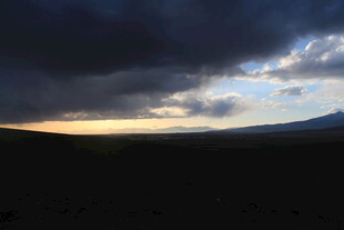 黄昏时分的乌云笼罩山峦