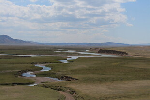 广袤草原间蜿蜒的河流