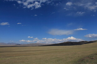 辽阔草原上的蓝天白云