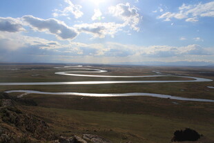草原蜿蜒河流壮美风光