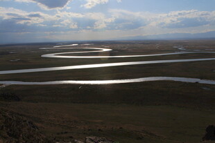 蜿蜒河流的广袤原野风光