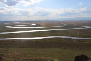 草原蜿蜒河流壮美风光