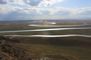 草原蜿蜒河流壮美风光