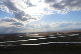 草原河流与蓝天白云美景