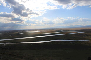草原蜿蜒河流壮美风光
