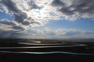 天空下的蜿蜒水域景观