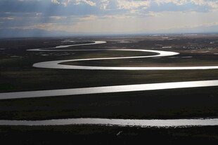 蜿蜒河流的壮美自然景观