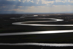 蜿蜒河流的壮丽空中景象