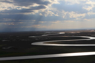 蜿蜒河流与天际光影景观