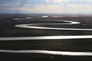 蜿蜒河流的壮丽空中景象