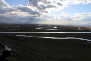 草原上蜿蜒的河流与天空