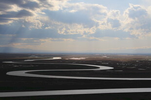 蜿蜒河流与天际云彩景观