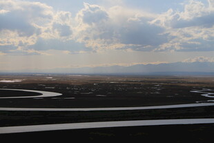 草原蜿蜒河流与壮美云层