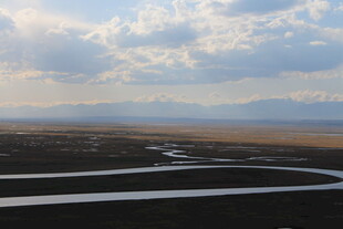 广袤原野上蜿蜒的河流