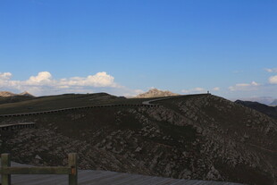 壮丽山景与蓝天