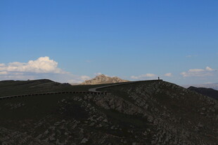 蓝天映衬下的起伏山峦