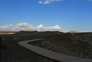 蜿蜒公路穿行于开阔天地间
