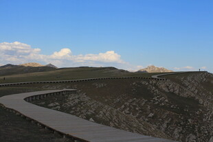 蜿蜒公路于开阔原野之上
