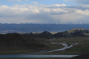 山间蜿蜒公路与壮美风光