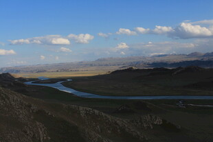 蜿蜒河流穿于山峦之间