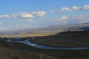 蜿蜒河流穿山谷美景