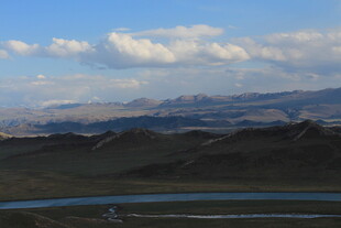 草原河畔的壮丽山景