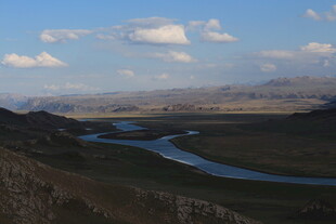 草原蜿蜒河流壮丽风光