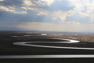 蜿蜒河流与天际美景