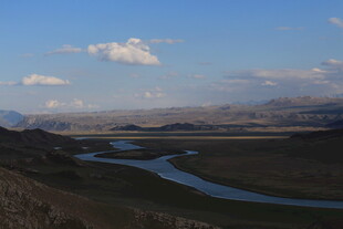 蜿蜒河流穿行于广袤天地间