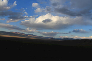 壮丽天空下的广袤原野