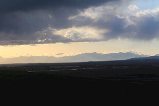 乌云下的壮丽地貌景观