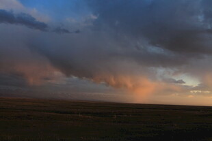 草原上的壮丽云霞