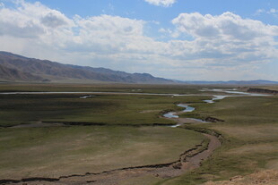 广袤草原上的蜿蜒河流