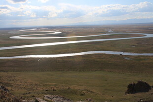 草原蜿蜒河流壮丽景观