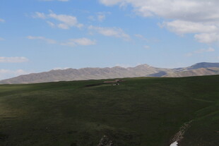 草原远山蓝天风景图