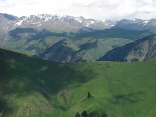 高山绿野间的壮丽景致
