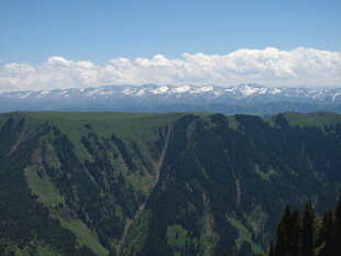 壮丽山景 云端下的翠绿山峦