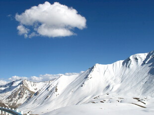 蓝天白雪下的壮丽山脉